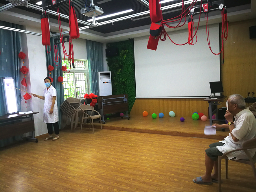 銀海倆寶貝為老人測視力