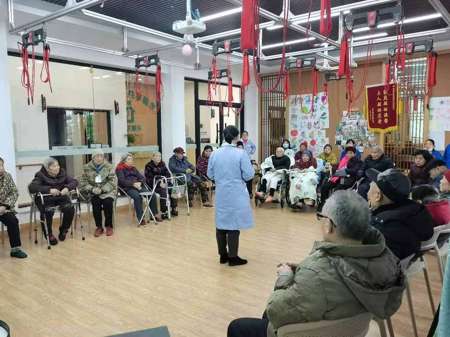 倆寶貝何宗花為老人講課 倆寶貝何宗花為老人講課