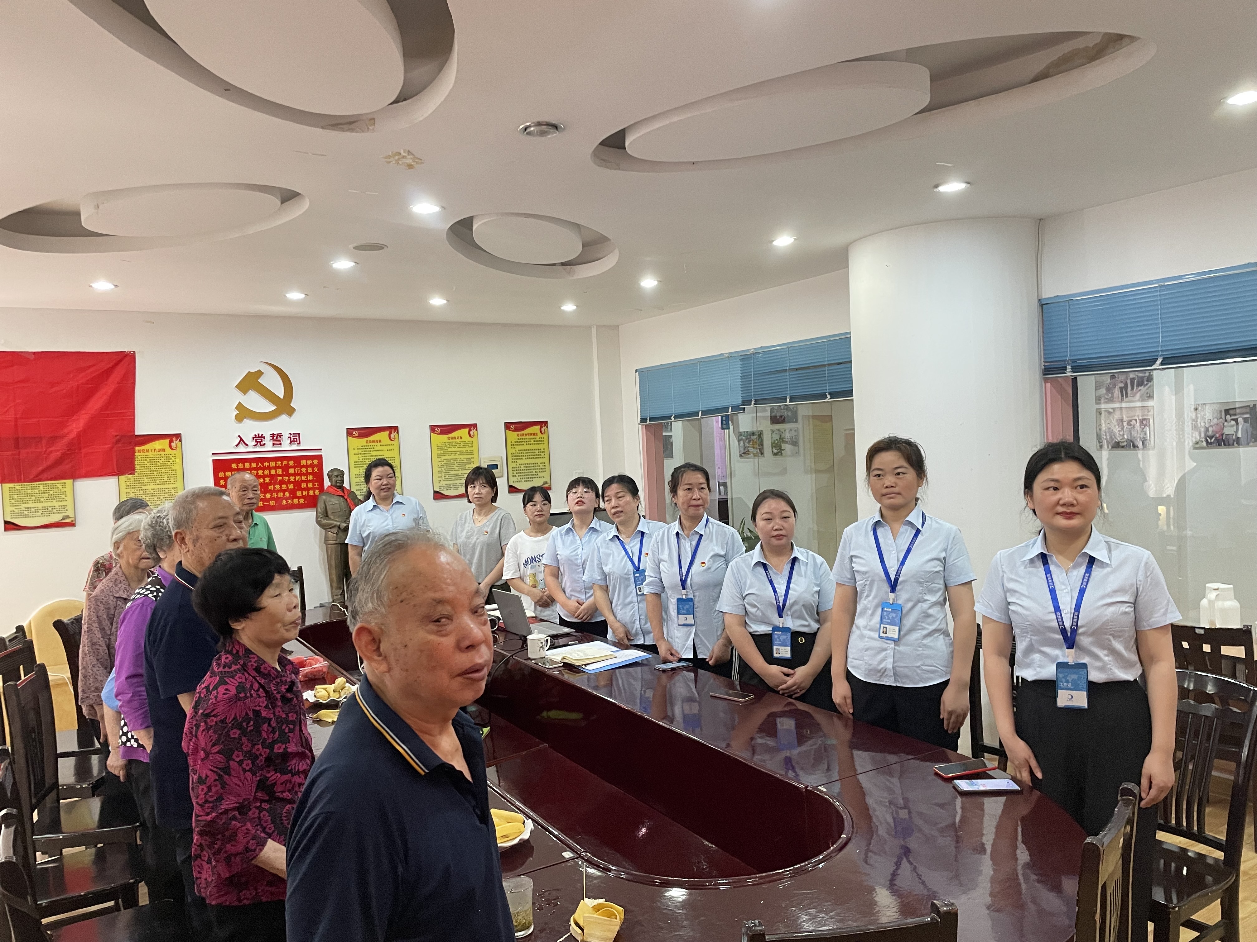 會(huì)議在莊嚴(yán)肅穆的國歌聲中拉開序幕 會(huì)議在莊嚴(yán)肅穆的國歌聲中拉開序幕