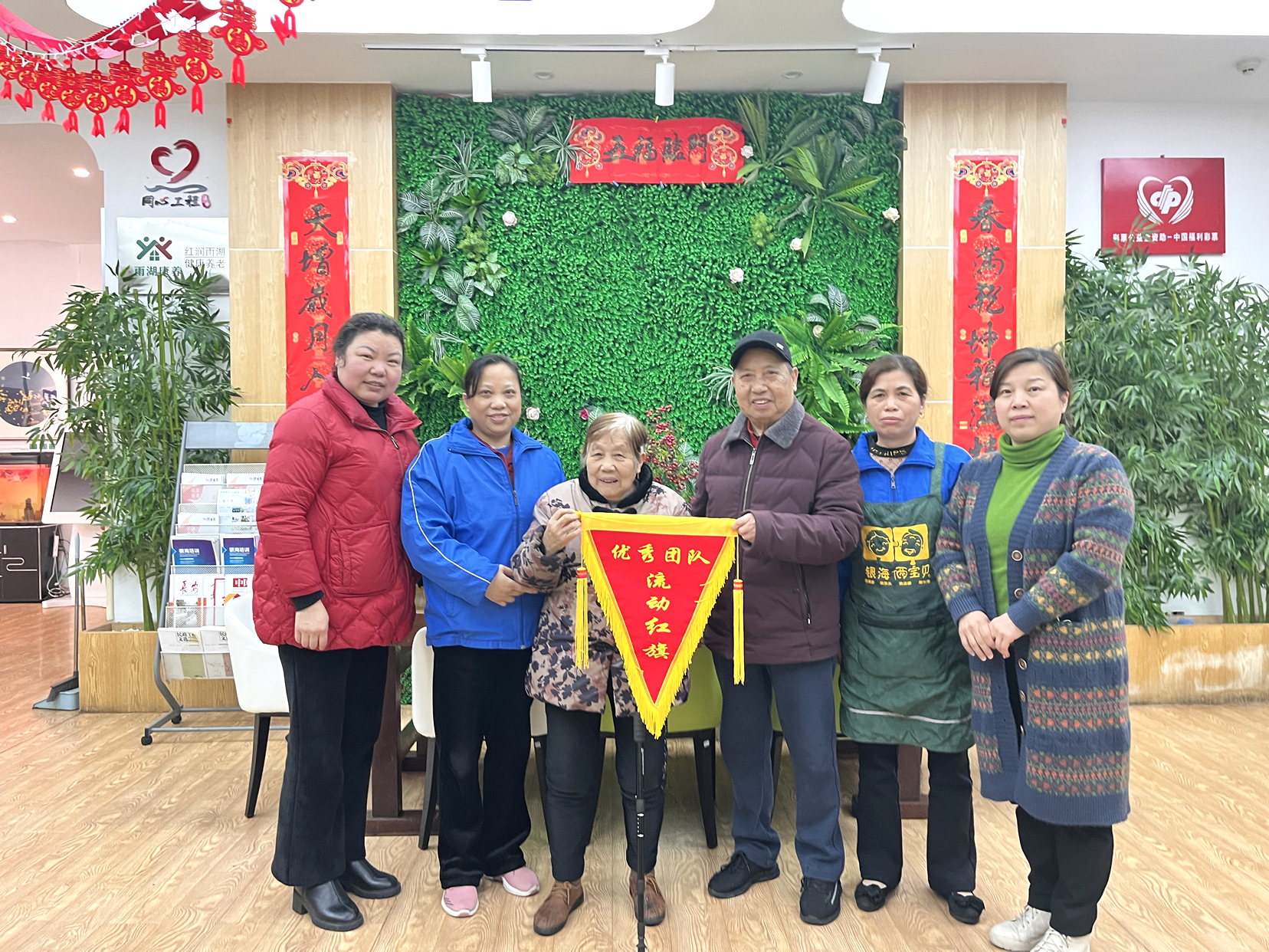 周書記頒發(fā)“流動(dòng)紅旗”