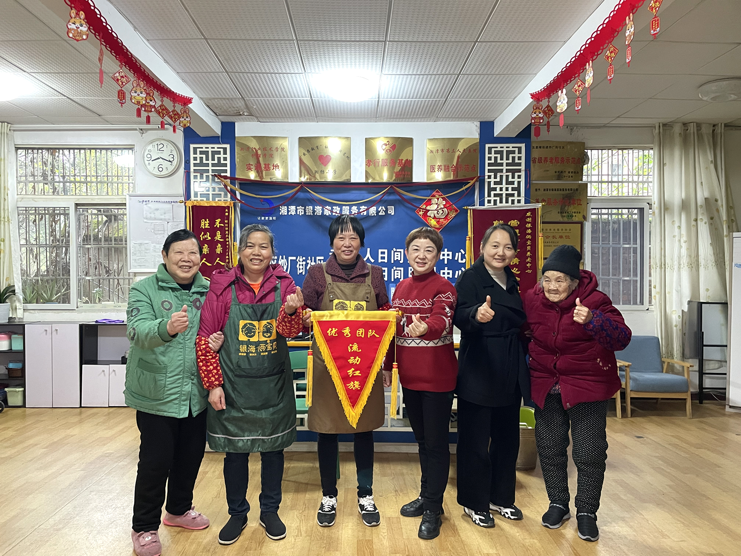 周書記頒發(fā)“流動(dòng)紅旗”