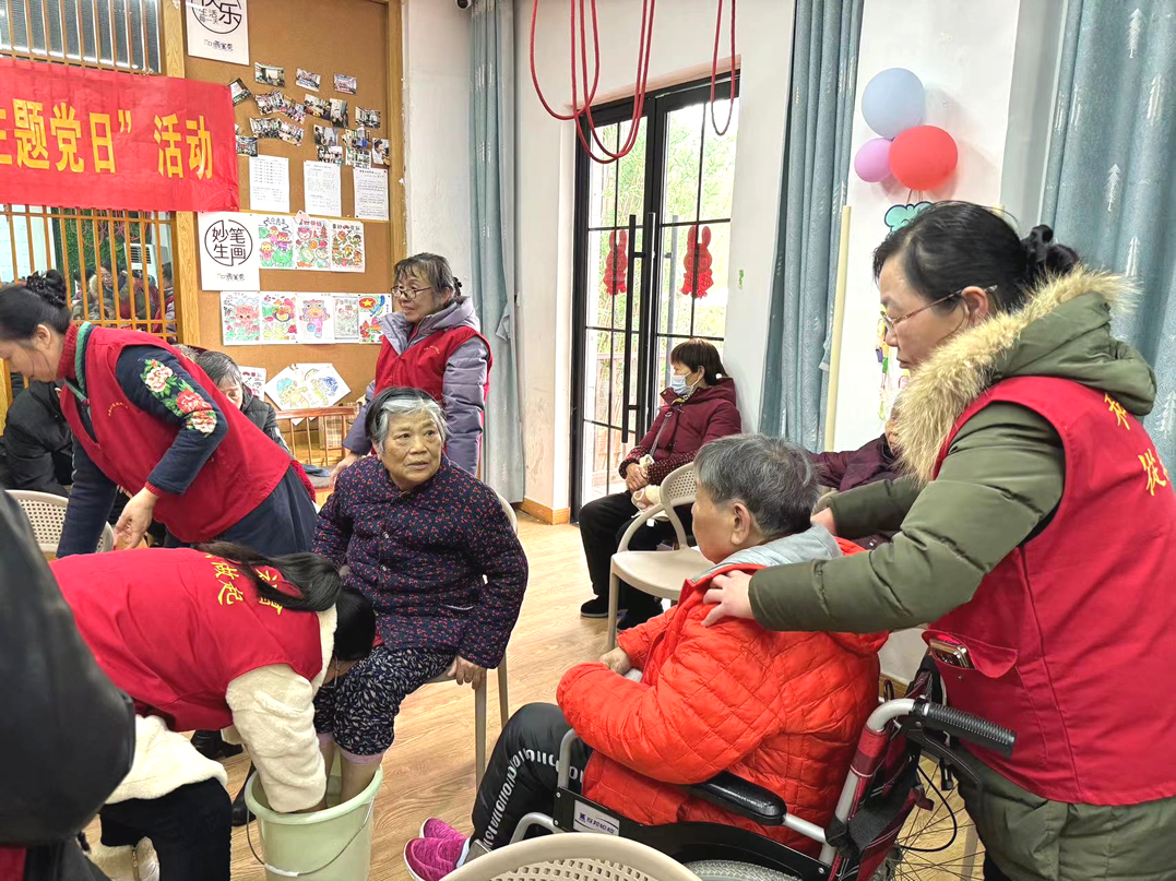 志愿者們?yōu)殚L者剪發(fā)、洗腳修指甲、按摩等