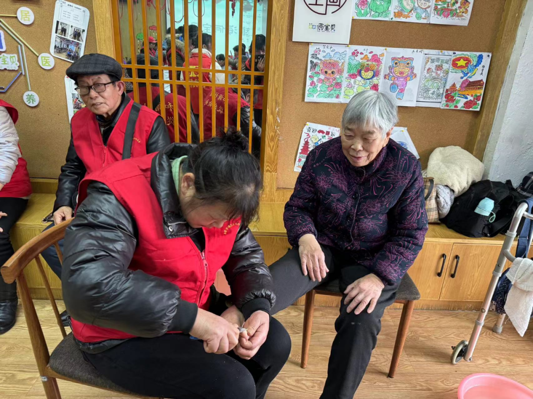 志愿者們?yōu)殚L者剪發(fā)、洗腳修指甲、按摩等