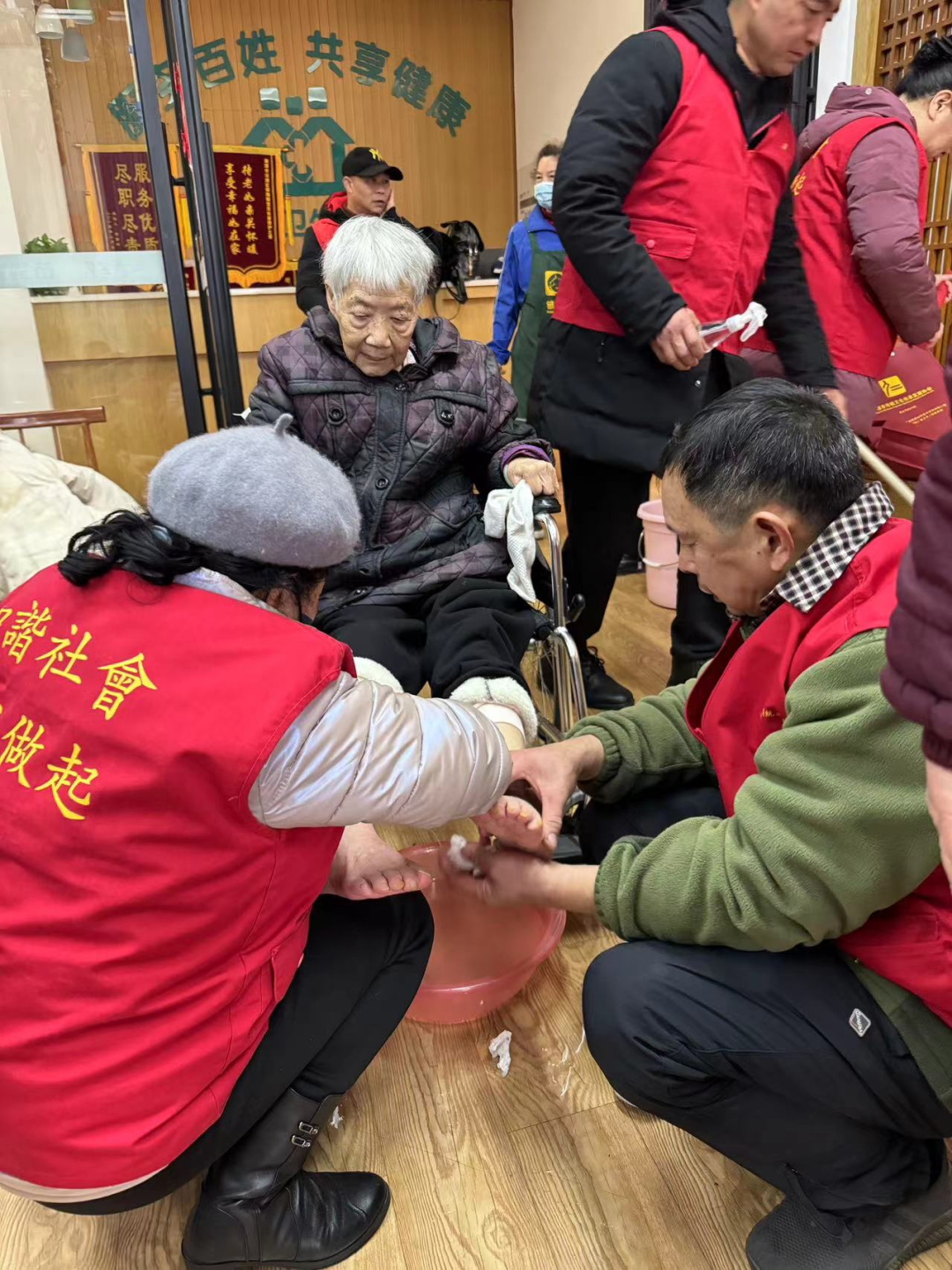 志愿者們?yōu)殚L者剪發(fā)、洗腳修指甲、按摩等
