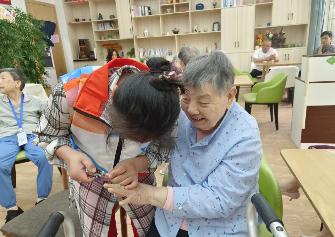 鄧葉平為爺爺奶奶理發(fā)剃須、剪指甲